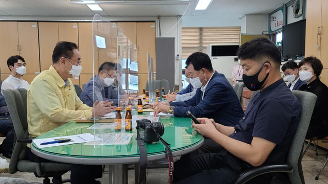 장세용(사진 왼쪽) 경북 구미시장이 30일 기자간담회를 열고 해평취수원 공동이용에 대해 설명하고 있다. 구미시 제공