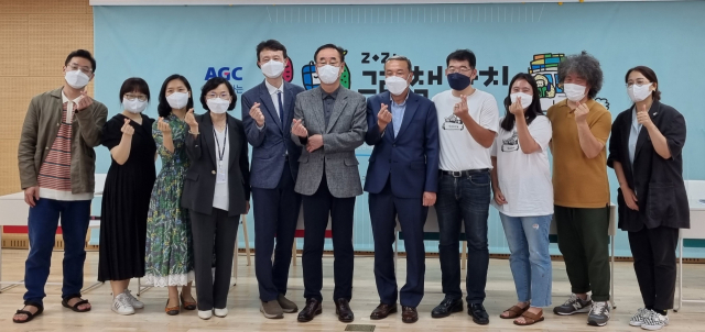 장세용(가운데) 구미시장, 김재근 AGC화인테크노한국 대표이사 등 관계자들이 구미 양포도서관에서 열린 