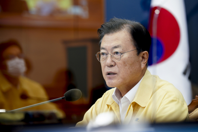 문재인 대통령이 30일 오후 청와대에서 열린 수석·보좌관회의에서 발언하고 있다. 연합뉴스