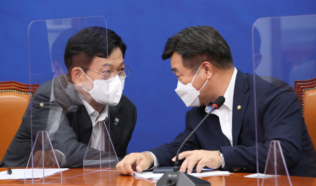 더불어민주당 송영길 대표와 윤호중 원내대표(오른쪽)가 27일 오전 서울 여의도 국회에서 열린 최고위원회의에서 대화하고 있다. 연합뉴스