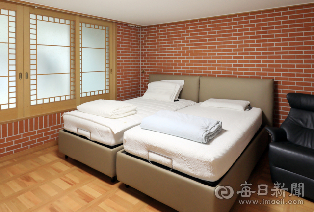 벽지 대신 황토벽돌을 입힌 안방. 아이들이 잠자는 방도 한쪽 벽면은 모두 황토벽돌을 썼다. 김태형 선임기자 thk@imaeil.com