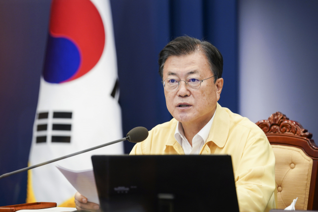 문재인 대통령이 30일 오후 청와대에서 열린 수석·보좌관회의에서 발언하고 있다. 연합뉴스
