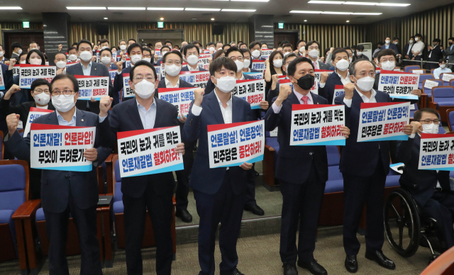 국민의힘 이준석 대표와 김기현 원내대표 등 의원들이 30일 서울 여의도 국회에서 열린 현안관련 긴급보고에서 