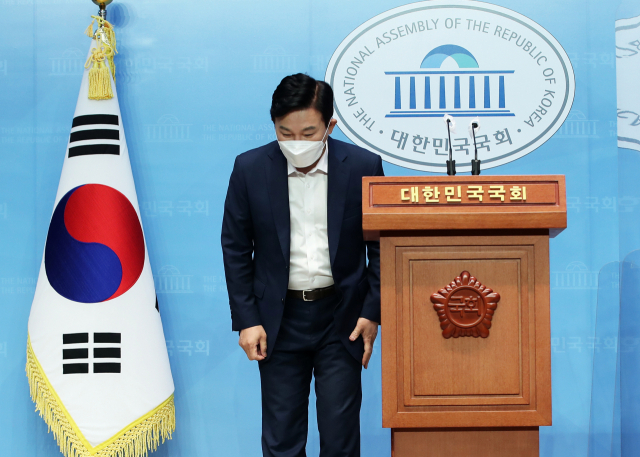 국민의힘 원희룡 대선 예비후보가 30일 오전 국회 소통관에서 지난 10년간 직계존비속 재산공개 기자회견에 앞서 인사하고 있다. 연합뉴스