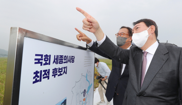 국민의힘 대권주자인 윤석열 전 검찰총장이 30일 오전 국회 세종의사당 예정 부지를 방문해 살펴보고 있다. 왼쪽은 정진석 의원. 연합뉴스