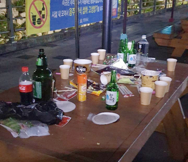 새벽시간대에 젊은이들이 방역수칙을 어기고 술판을 벌였던 현장 사진. 손흥태 기자