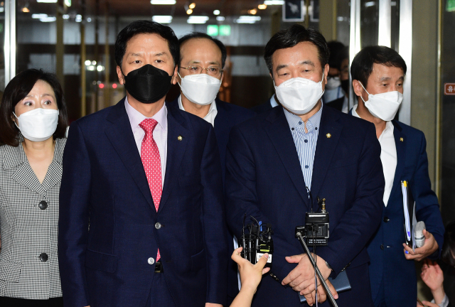 더불어민주당 윤호중 원내대표와 국민의힘 김기현 원내대표가 30일 국회 의장실에서 회동을 마친 뒤 취재진의 질문에 답하고 있다. 여야 원내대표는 