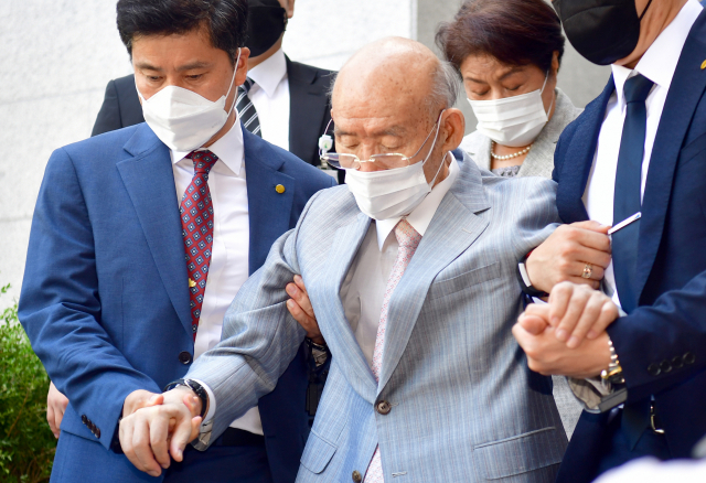 5·18 광주 민주화운동 당시 군부의 헬기 사격 사실을 부정하며 목격자의 명예를 훼손한 혐의를 받는 전두환 전 대통령이 9일 오후 항소심 재판에 출석한 후 광주지방법원을 떠나고 있다. 전씨는 자신의 회고록에서 5·18 당시 헬기 사격을 목격했다고 증언한 고(故) 조비오 신부의 명예를 훼손한 혐의로 재판에 넘겨져 1심에서 징역 8개월에 집행유예 2년을 선고받았다. 연합뉴스