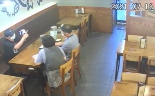 논란이 된 매장 점주가 공개한 CCTV 캡처 화면. 해당 점주는 직원이 동영상을 보여주며 협박을 했다고 주장하고 있다. 가장맛있는족발 본사 홈페이지