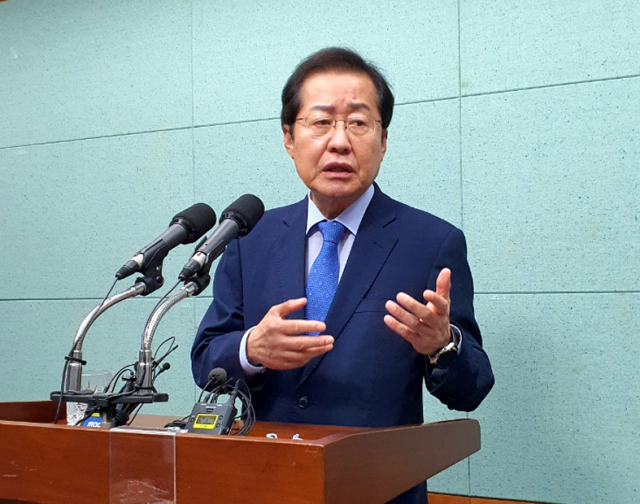 국민의힘 대권주자인 홍준표 의원이 26일 전북도의회에서 기자 간담회 도중 질문에 답하고 있다. 연합뉴스