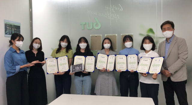 경북 구미국가산업단지 내 친환경 신소재 패키지 기업 ㈜그린패키지솔루션의 2기 대학생 그린서포터즈들이 해단식과 함께 기념촬영을 하고 있다. 그린패키지솔루션 제공