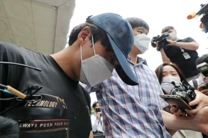 생후 20개월 된 딸을 학대하다 숨지게 한 혐의(아동학대살해)를 받는 양모(29)씨가 지난 7월 대전지법에서 구속 전 피의자 심문(영장실질심사)을 받기 위해 대전 서구 둔산경찰서를 나오고 있다. 연합뉴스.