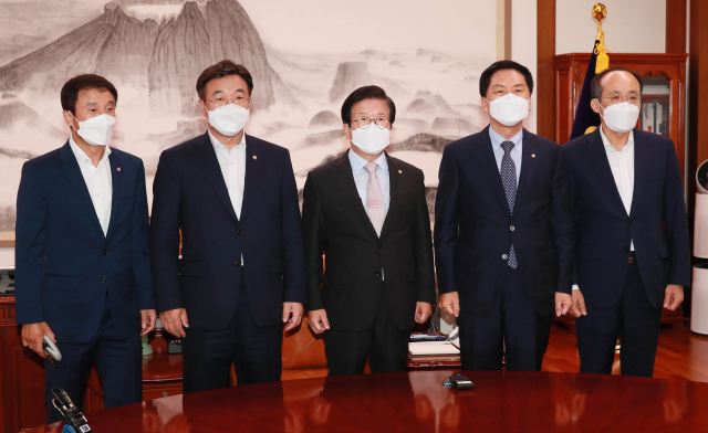 더불어민주당 윤호중 원내대표(왼쪽 두 번째)와 국민의힘 김기현 원내대표(오른쪽 두 번째)가 31일 오전 서울 여의도 국회의장실에서 박병석 국회의장 주재로 회동하며 기념촬영을 하고 있다. 왼쪽부터 더불어민주당 한병도 원내수석부대표, 윤호중 원내대표, 박병석 국회의장, 국민의힘 김기현 원내대표, 추경호 원내수석부대표 연합뉴스