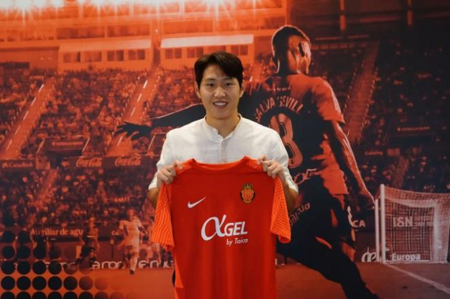 스페인 프로축구 프리메라리가 발렌시아와 10년 동행에 마침표를 찍은 이강인의 새로운 둥지가 RCD 마요르카(스페인)로 결정됐다. 사진은 마요르카 유니폼을 들고 웃음 짓고 있는 이강인. 연합뉴스