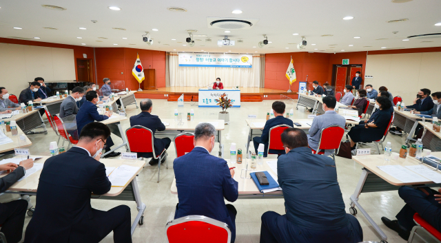 경북 성주군 간부공무원들이 31일 청렴도 향상을 위한 소통의 시간을 갖고 있다, 성주군 제공
