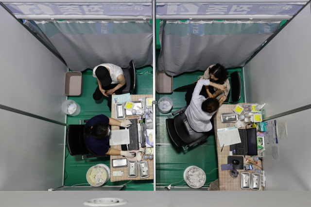 국내 코로나19 백신 1차 접종률이 56.5%를 넘어선 가운데 31일 오전 서울 서대문구 북아현문화체육센터에 마련된 코로나19 예방접종센터에서 시민들이 백신 접종을 하고 있다. 연합뉴스