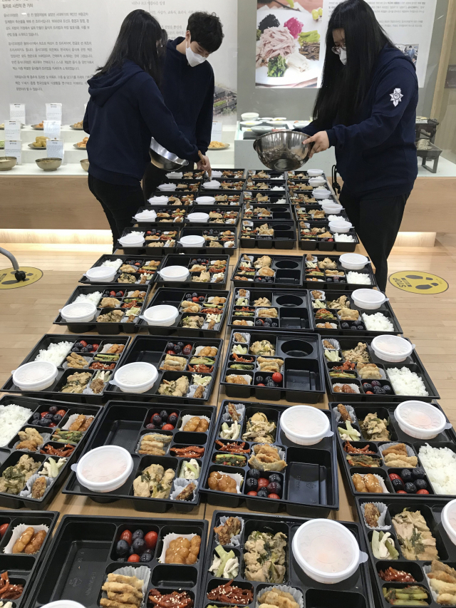 한국국제조리고 학생들이 조귀분 종부와 만든 음식을 도시락에 가지런히 담고 있다. 한국국제조리고 제공