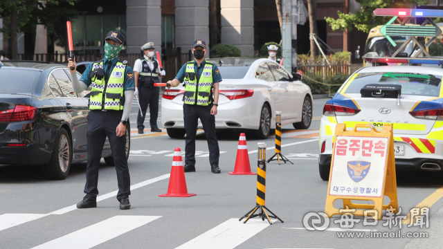 대낮 음주운전 단속에 나선 대구 수성경찰서 교통안전계 직원들이 수성구 범어동 한 도로에서 음주운전 단속을 벌이고 있다. 매일신문DB