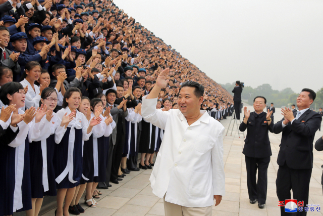 김정은 북한 국무위원장이 청년절 경축행사 참가자들과 기념사진을 촬영했다고 조선중앙통신이 31일 보도했다. 기념사진 촬영에는 조용원 노동당 조직비서와 리일환 당 비서, 리두성 당 부장, 문철 사회주의애국청년동맹 중앙위원장도 참가했다. [국내에서만 사용가능. 재배포 금지. For Use Only in the Republic of Korea. No Redistribution] 연합뉴스