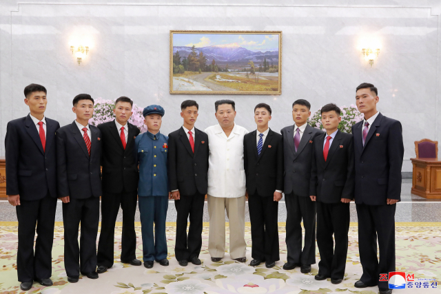 김정은 북한 국무위원장이 지난 30일 사회주의건설의 어렵고 힘든 부문에 탄원진출하여 인생의 새 출발을 한 청년들을 만나 그들의 밝은 앞날을 축복해줬다고 조선중앙통신이 31일 보도했다. [국내에서만 사용가능. 재배포 금지. For Use Only in the Republic of Korea. No Redistribution] 연합뉴스