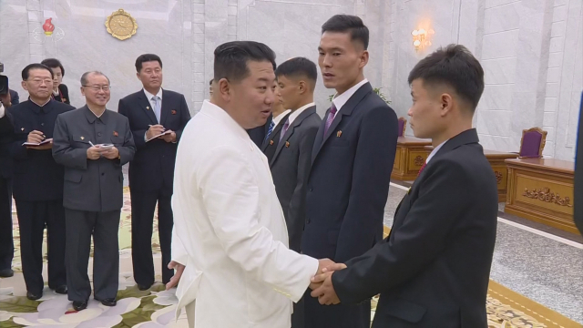 북한 김정은 국무위원장이 어렵고 힘든 험지로 자원한 청년들을 만나 격려하고 기념사진을 촬영했다고 조선중앙TV가 31일 보도했다. [조선중앙TV 화면] [국내에서만 사용가능. 재배포 금지. For Use Only in the Republic of Korea. No Redistribution] 연합뉴스
