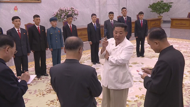 북한 김정은 국무위원장이 어렵고 힘든 험지로 자원한 청년들을 만나 격려하고 기념사진을 촬영했다고 조선중앙TV가 31일 보도했다. 김 위원장이 담배를 피우며 간부들과 대화하고 있다. [조선중앙TV 화면] [국내에서만 사용가능. 재배포 금지. For Use Only in the Republic of Korea. No Redistribution] 연합뉴스
