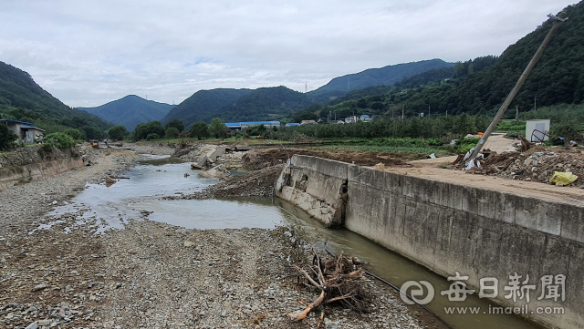 지난 8월 24일 태풍과 폭우로 큰 피해를 입은 경북 포항시 북구 죽장면 현내리의 8 월31일 오전 모습. 제방은 박살이 나고 전봇대는 전선이 끊겨 비스듬히 누워있다. 태풍이 지난 후 6일이 지났지만 죽장면을 비롯한 포항 곳곳의 피해가 커 복구는 더디기만 하다. 김대호 기자