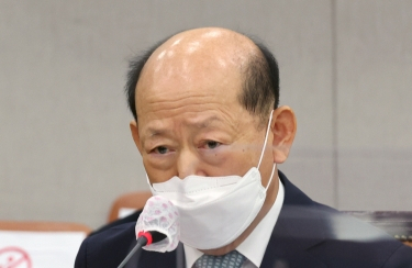 송두환 국가인권위원장 후보자가 30일 서울 여의도 국회 운영위원회에서 열린 인사청문회에서 답변하고 있다. 연합뉴스