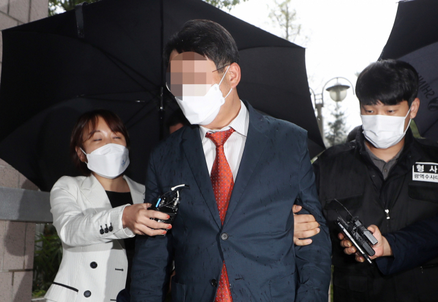 대리수술 혐의를 받는 인천 한 척추 전문병원 병원장 A씨가 31일 오후 구속 전 피의자 심문(영장실질심사)을 받기 위해 인천시 미추홀구 인천지방법원으로 들어서고 있다. A씨는 올해 2월 수술실에서 의사가 아닌 행정직원들을 시켜 환자의 수술 부위를 절개하거나 봉합하는 등 여러 차례 불법 의료행위를 한 혐의를 받고 있다. 연합뉴스
