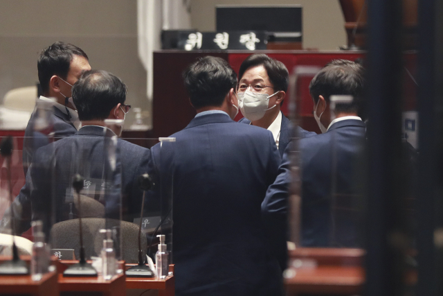 31일 오전 서울 여의도 국회에서 열린 더불어민주당 비공개 의원총회에서 의원들이 대화를 나누고 있다. 연합뉴스
