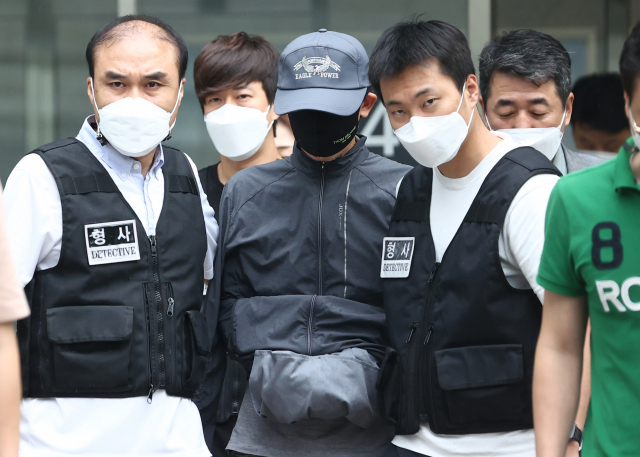 위치추적 전자장치(전자발찌) 훼손 전후로 여성 2명을 잇달아 살해한 혐의를 받는 강모씨가 31일 서울동부지법에서 열린 영장실질심사를 마치고 법정을 나서고 있다. 연합뉴스