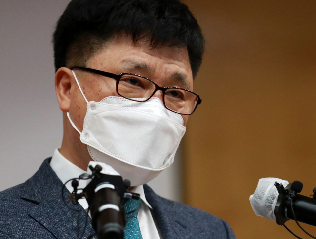 부산대 박홍원 부총장이 24일 부산 금정구 부산대학교 본관에서 조국 전 장관 딸 조민씨의 의학전문대학원 입시 의혹과 관련한 최종 결론을 발표하고 있다. 부산대는 