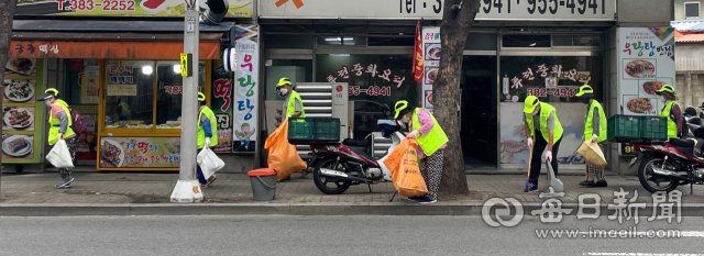 대구 북구 복현동 일대에서 노인 일자리 사업에 참여한 어르신들이 동네 환경정비를 하고 있다. 매일신문 DB.