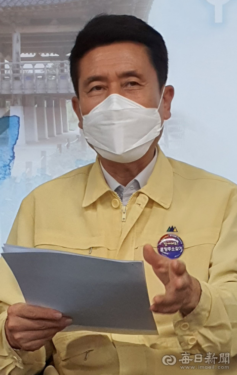 9월1일 이강덕 포항시장이 포항시청 브리핑룸을 찾아 촉발지진 피해접수 결과와 향후 일정에 대해 설명하고 있다. 김대호 기자