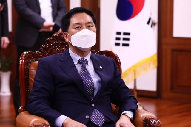 국민의힘 김기현 원내대표가 31일 서울 여의도 국회 의장실에서 열린 더불어민주당과의 원내대표 회동에서 언론중재법 개정안 처리에 대해 합의한 뒤 발언하고 있다. 연합뉴스