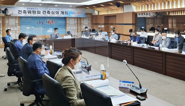 영천시 건축위원회가 한국마사회에서 신청한 영천경마공원 건축허가건에 대한 심의를 하고 있다. 영천시 제공