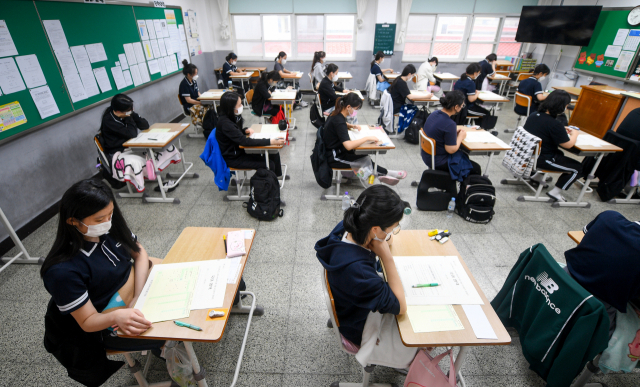 1일 2022학년도 수능시험 9월 모의평가가 실시됐다. 수시와 정시 지원 전략을 세우는 데 기준점이 되고 수능시험 학습 계획을 세우는 토대라는 점에서 어느 시험보다도 중요하다. 이날 대구 혜화여고 고3 교실에서 9월 모의평가가 치러지는 풍경. 김영진 기자 kyjmaeil@imaeil.com