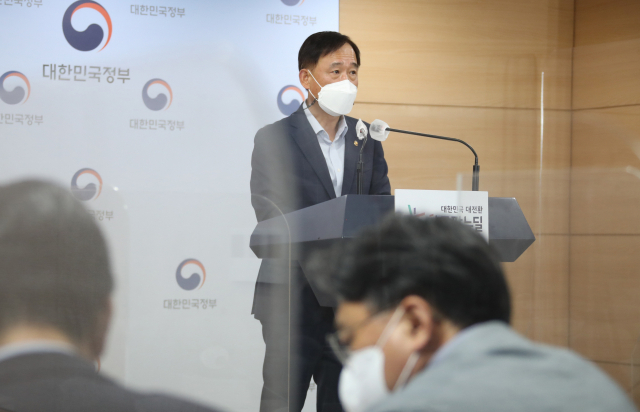 박화진 고용노동부 차관이 1일 정부서울청사 브리핑실에서 고용보험위원회에서 의결한 