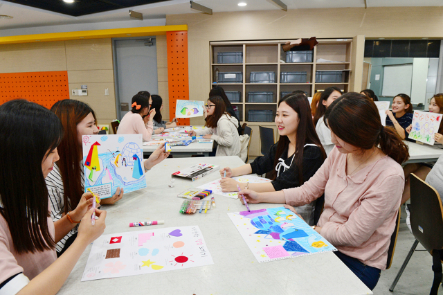 대구보건대 유아교육과 학생들이 조별 수업을 하고 있다. 대구보건대 제공