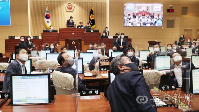 지난달 2일 경북도의회에서 열린 제325회 임시회 2차 본회의에서 도의원들이 