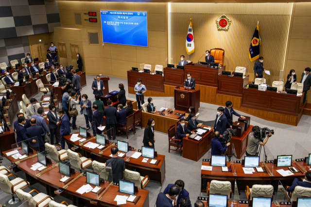 지난 달 2일 군위군의 대구시 편입 관련 경상북도 관할구역 변경안 의견 제시의 건에 대해 표결 중인 경북도의회. 매일신문 DB