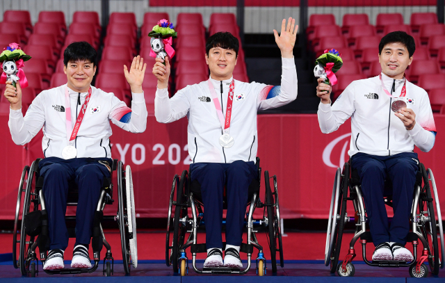 2일 일본 도쿄 메트로폴리탄 체육관에서 열린 2020 도쿄패럴림픽 탁구 남자 단체전(스포츠 등급4-5) 시상식에서 은메달을 목에 건 대한민국 백영복(왼쪽), 김정길(가운데), 김영건(오른쪽)이 손을 흔들며 기뻐하고 있다. 연합뉴스