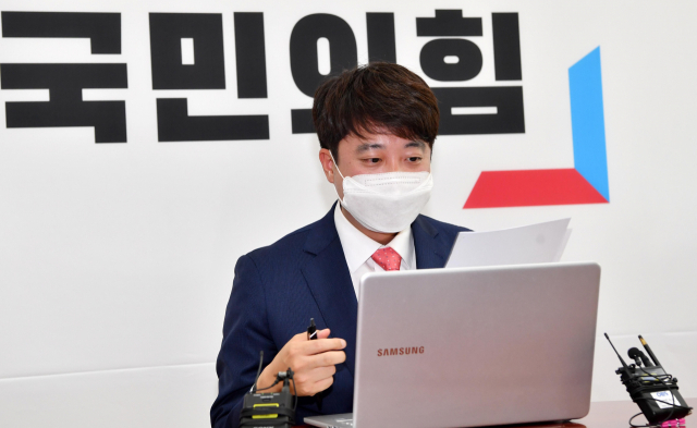 국민의힘 이준석 대표가 2일 국회 당대표실에서 부동산시장 정상화 특별위원회 주최 