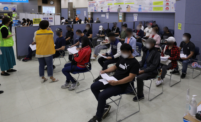 지난 2일 오전 경북 칠곡군 교육문화회관에 마련된 코로나19 예방접종센터에서 베트남과 캄보디아 등 외국인 근로자들이 백신을 접종하기 위해 대기하고 있다. 김영진 기자 kyjmaeil@imaeil.com