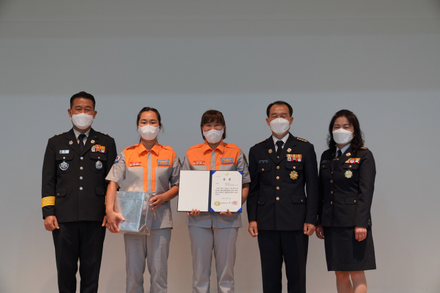 석적여성△의용소방대 김소희·민수미 대원이 경북 의용소방대 강의경연대회에서 심폐소생술 분야 최우수상을 받았다. 칠곡소방서 제공
