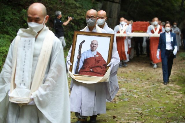 2일 경북 문경시 봉암사에서 지난달 29일 입적한 고우(古愚) 스님의 법구가 다비식장으로 옮겨지고 있다. 한국 불교의 대표적인 선승으로 꼽히는 고우 스님은 법랍 60년, 세수 85세다. 연합뉴스