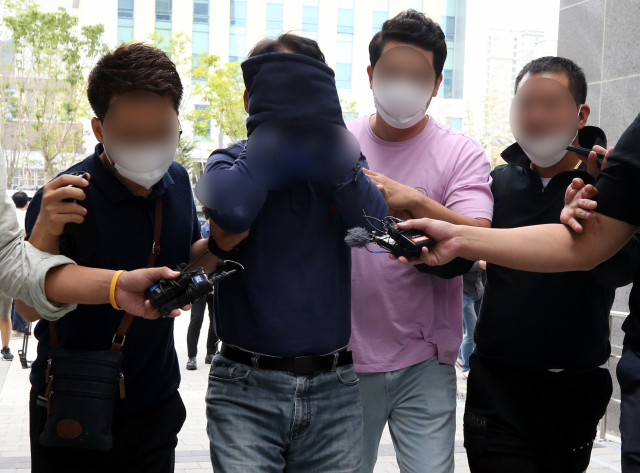 알고 지내던 30대 여성을 살해해 유기한 혐의로 구속된 A(69)씨가 2일 오후 전북 완주경찰서에서 전주지검으로 이송되고 있다. 연합뉴스