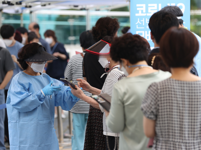 국내 신종 코로나바이러스 감염증(코로나19) 확산세가 이어지는 가운데 2일 오전 서울 은평구보건소 선별진료소에서 의료진이 검사 안내를 하고 있다. 중앙방역대책본부(방대본)는 이날 0시 기준 신규 확진자가 1천961명 늘어 누적 25만5천401명이라고 밝혔다. 연합뉴스