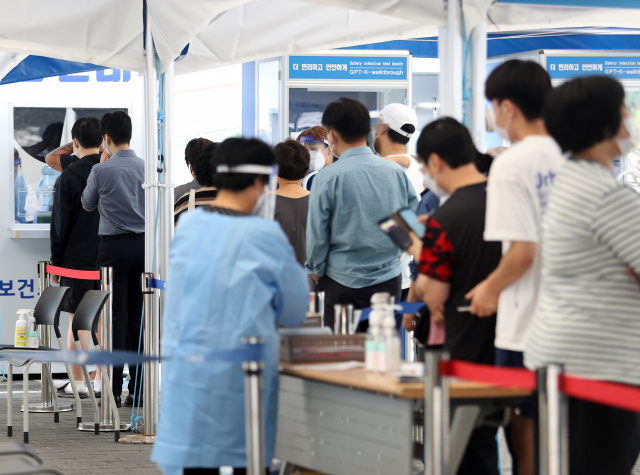 국내 신종 코로나바이러스 감염증(코로나19) 확산세가 이어지는 가운데 2일 오전 서울 은평구보건소 선별진료소에서 시민들이 검사를 받기 위해 줄을 서고 있다. 중앙방역대책본부(방대본)는 이날 0시 기준 신규 확진자가 1천961명 늘어 누적 25만5천401명이라고 밝혔다. 연합뉴스