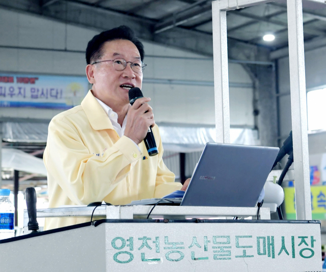 영천시농산물도매시장에서 현장소통 행정을 펼치고 있는 최기문 영천시장. 영천시 제공